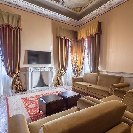 Hotel Nani Mocenigo Palace Venezia Esterno foto A living room in the hotel