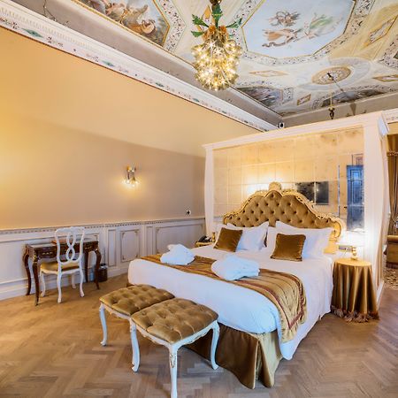 Hotel Nani Mocenigo Palace Venezia Esterno foto A room at the hotel