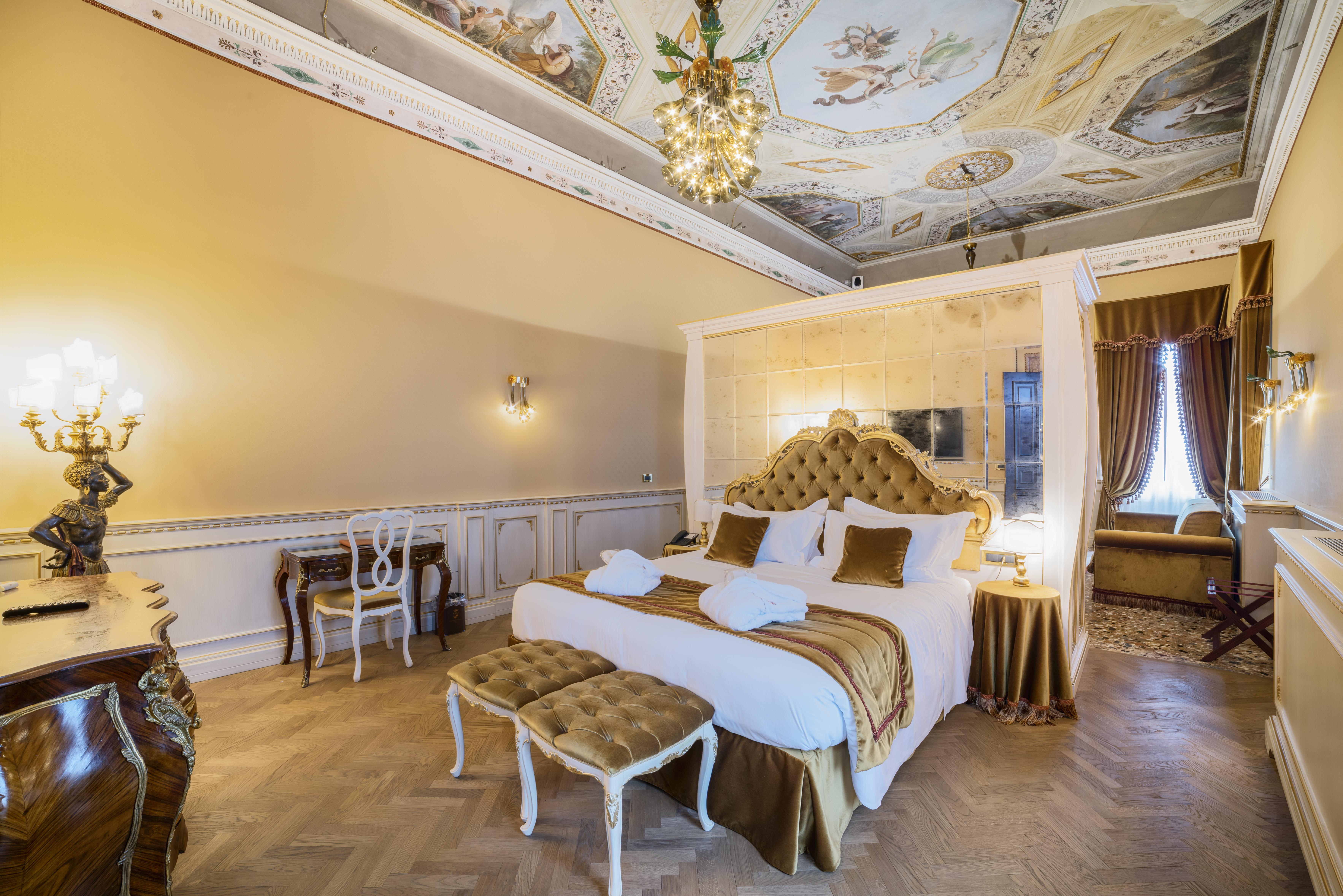 Hotel Nani Mocenigo Palace Venezia Esterno foto A room at the hotel