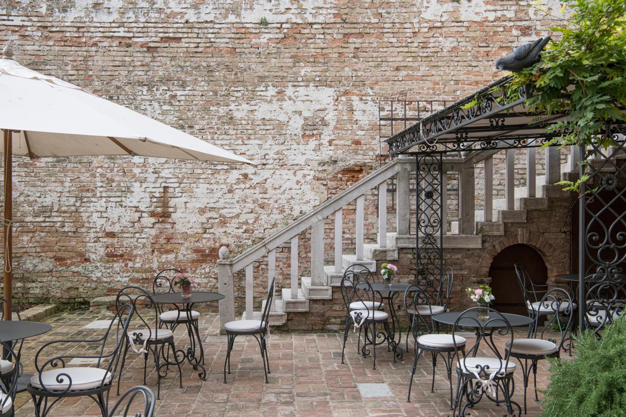 Hotel Nani Mocenigo Palace Venezia Esterno foto The courtyard of the hotel