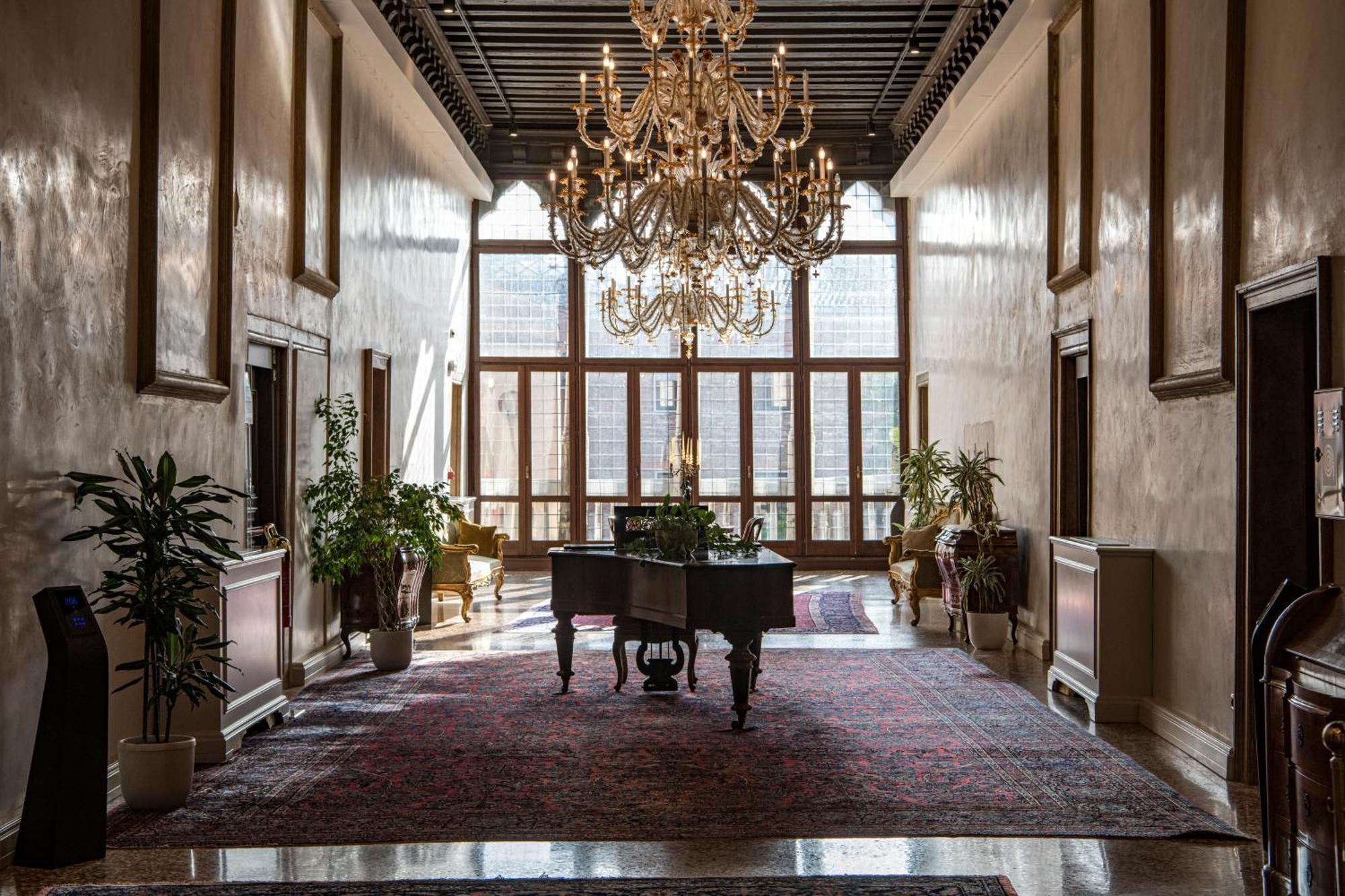 Hotel Nani Mocenigo Palace Venezia Esterno foto The lobby of the hotel