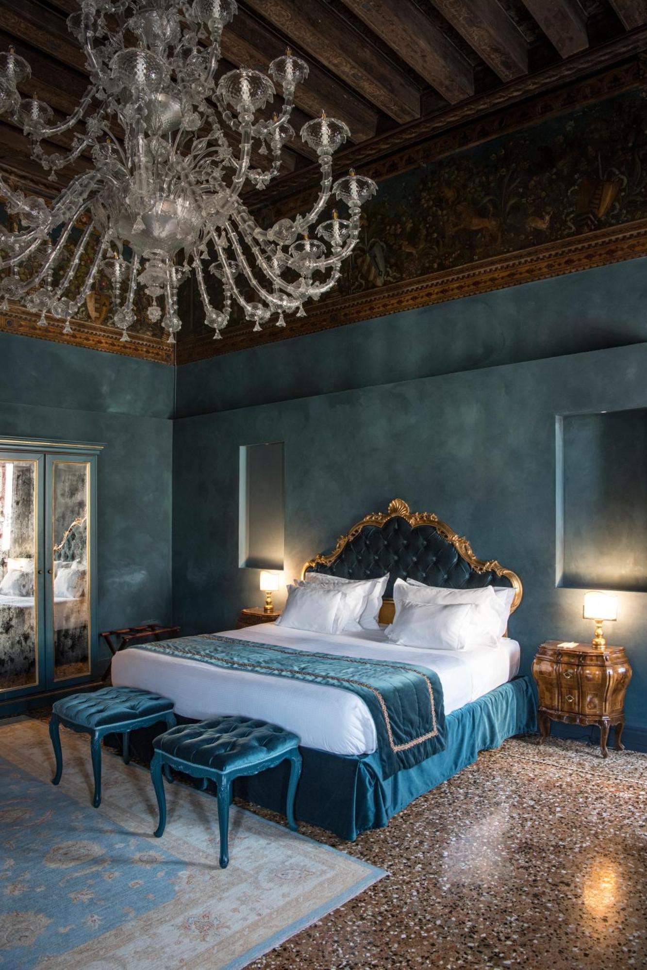 Hotel Nani Mocenigo Palace Venezia Esterno foto A room at the hotel