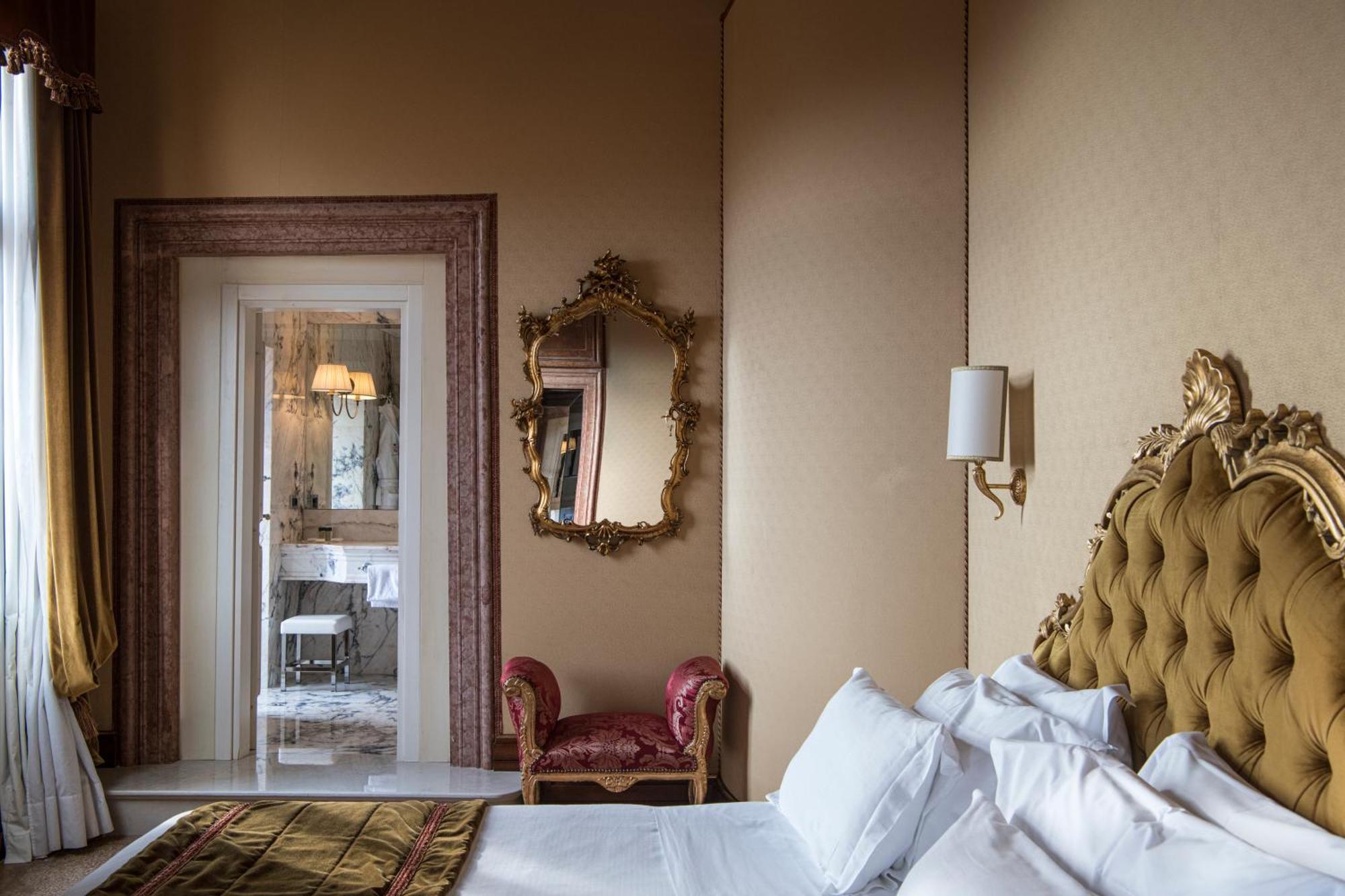 Hotel Nani Mocenigo Palace Venezia Esterno foto A room at the hotel
