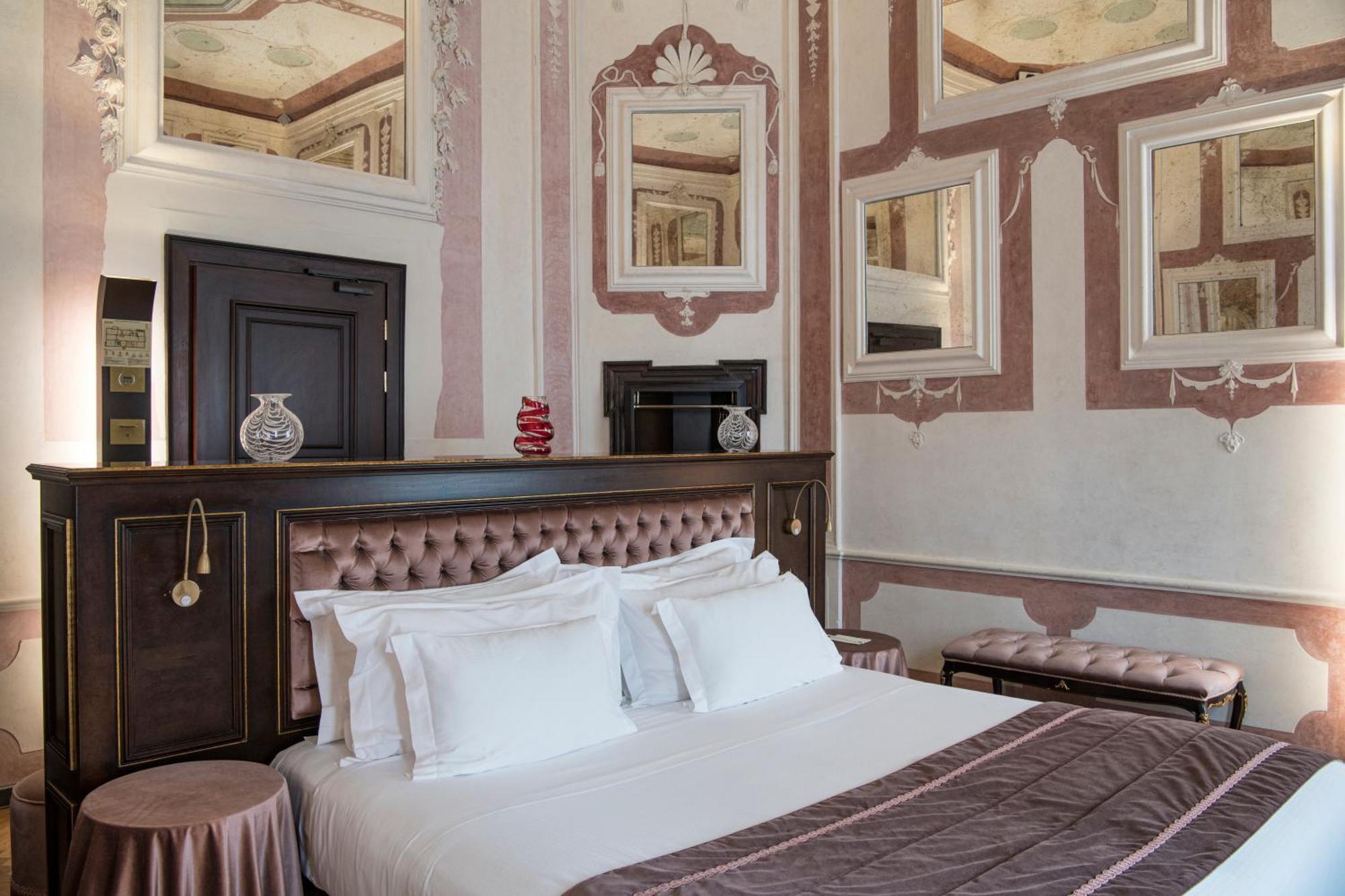 Hotel Nani Mocenigo Palace Venezia Esterno foto A room at the hotel