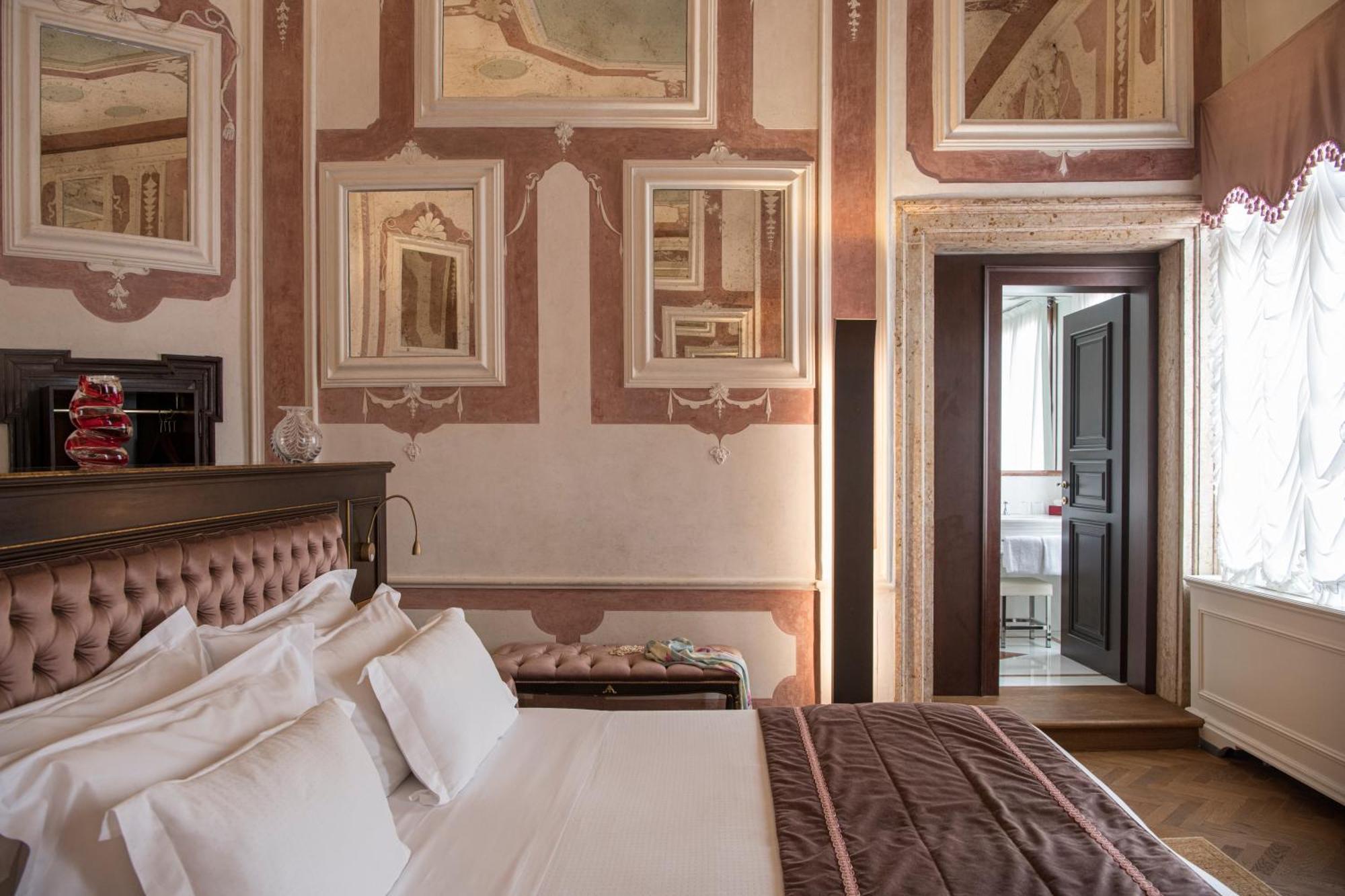 Hotel Nani Mocenigo Palace Venezia Esterno foto A room at the hotel