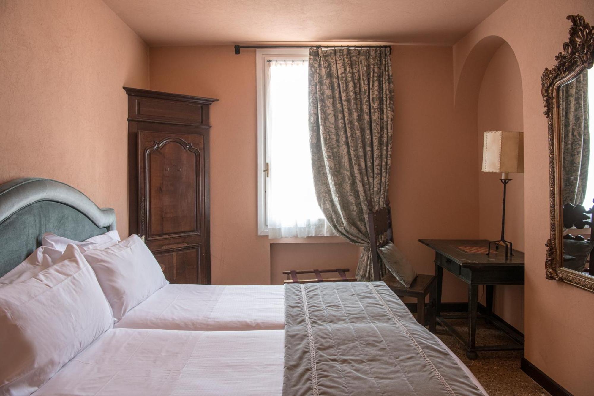 Hotel Nani Mocenigo Palace Venezia Esterno foto A room at the hotel