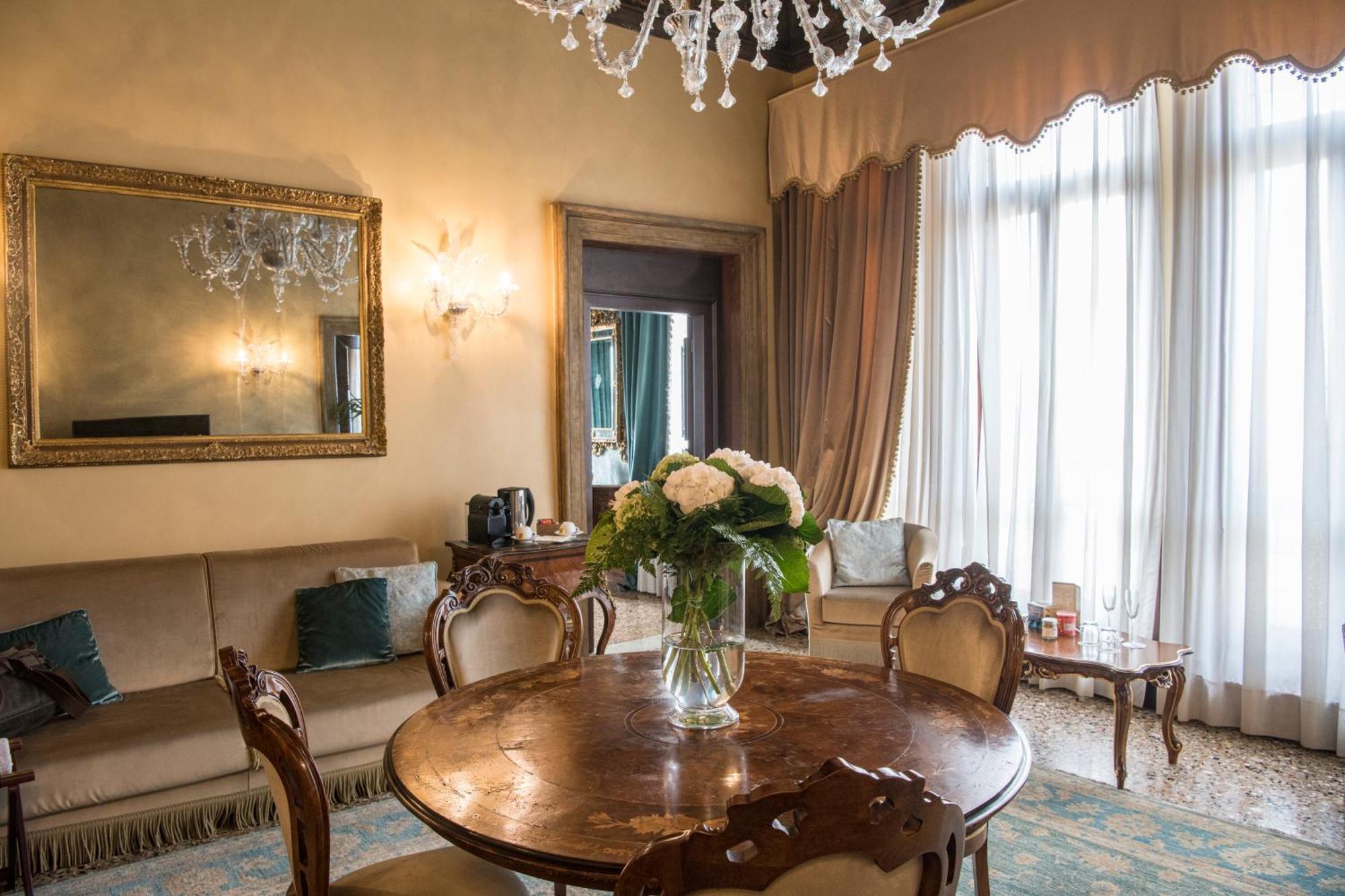 Hotel Nani Mocenigo Palace Venezia Esterno foto A suite at the Hotel Excelsior