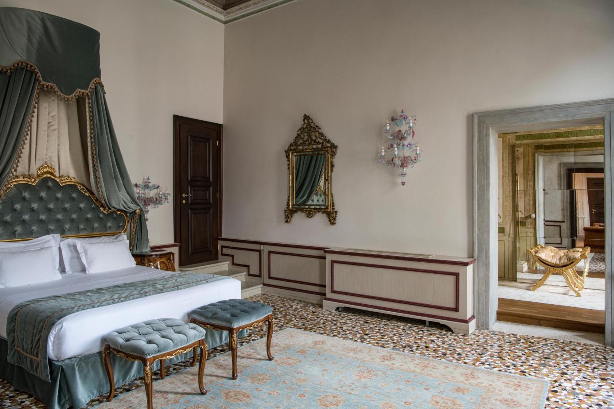 Hotel Nani Mocenigo Palace Venezia Esterno foto A room at the hotel