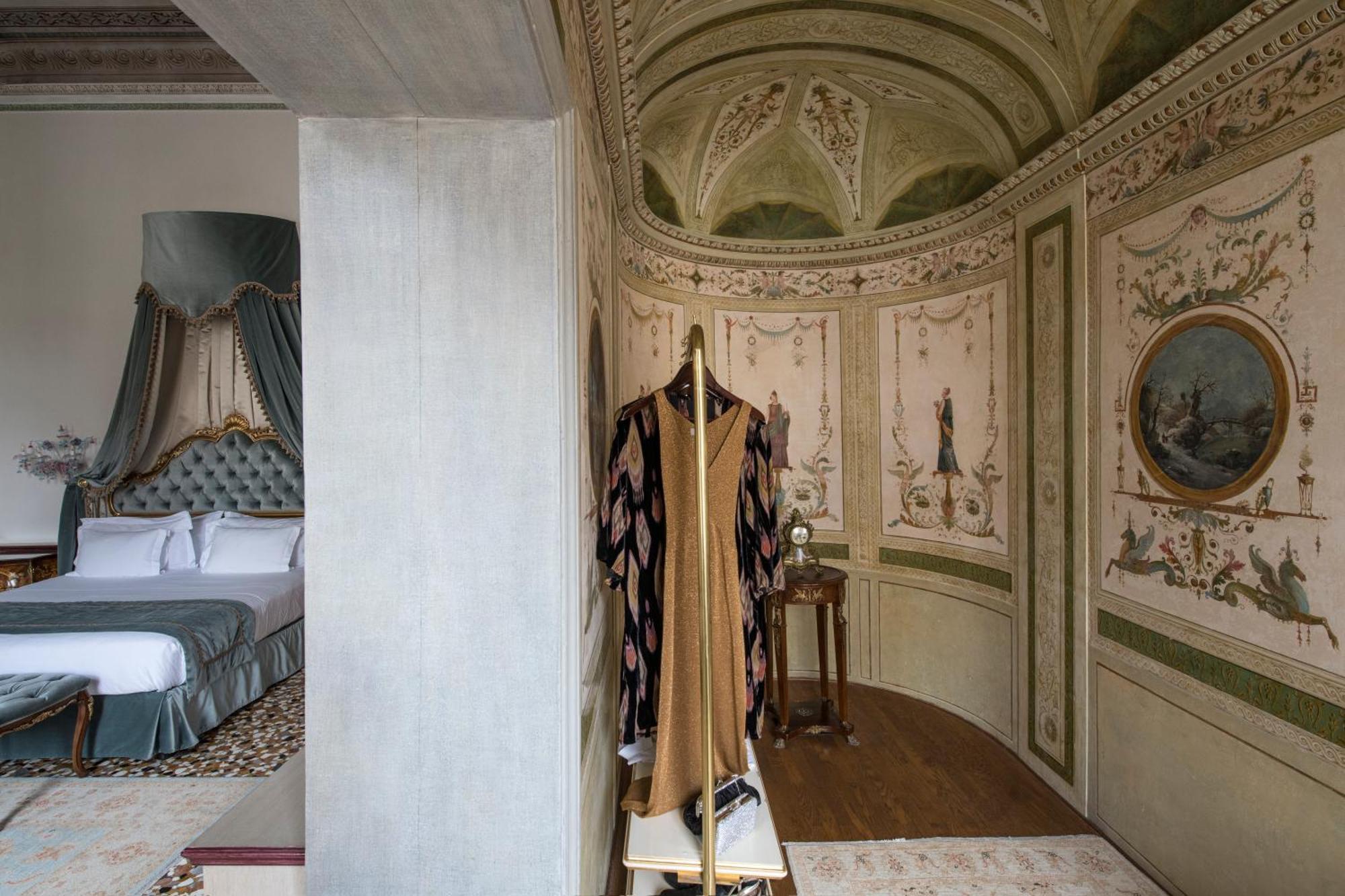 Hotel Nani Mocenigo Palace Venezia Esterno foto A room at the hotel