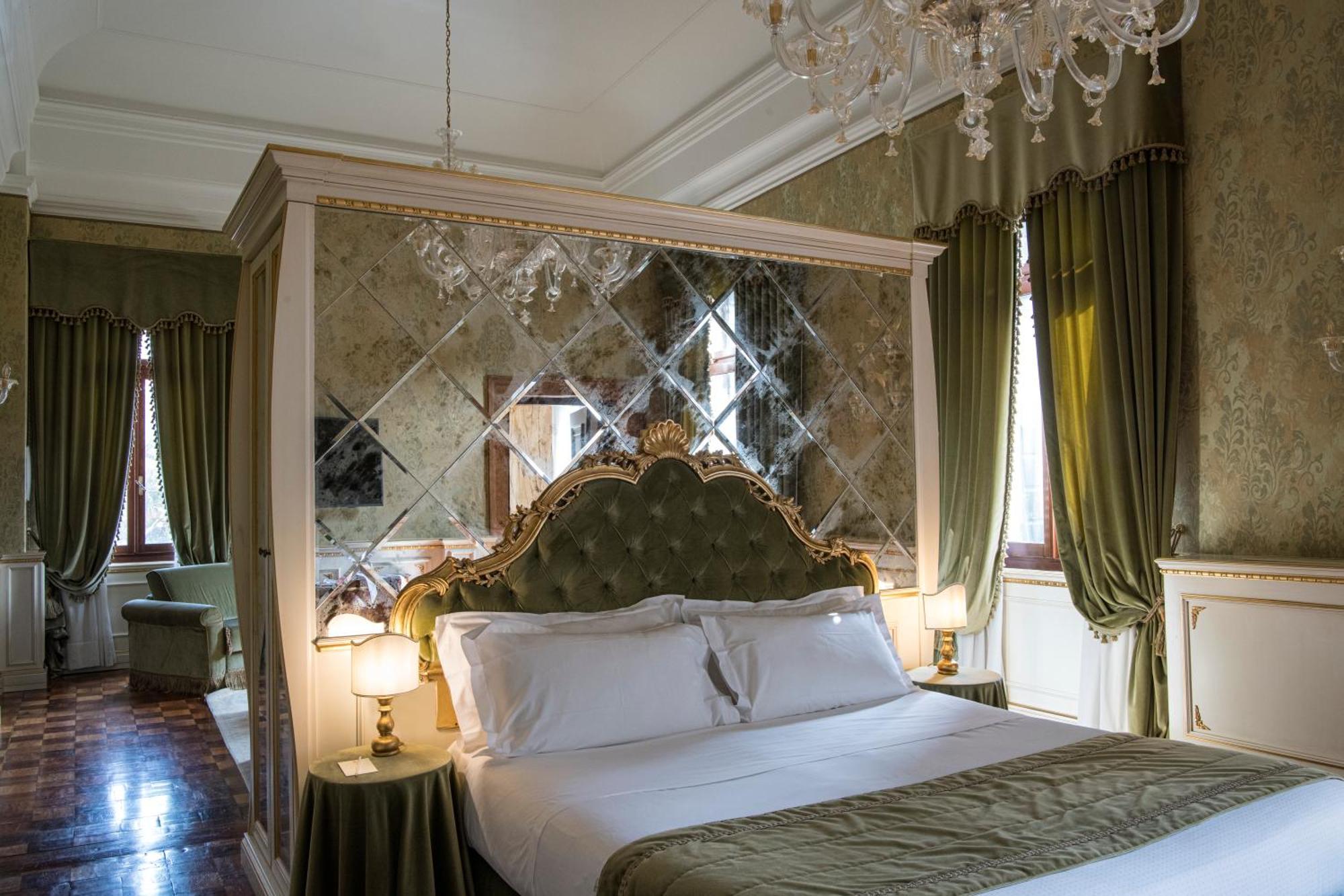 Hotel Nani Mocenigo Palace Venezia Esterno foto A room at the Hotel Excelsior
