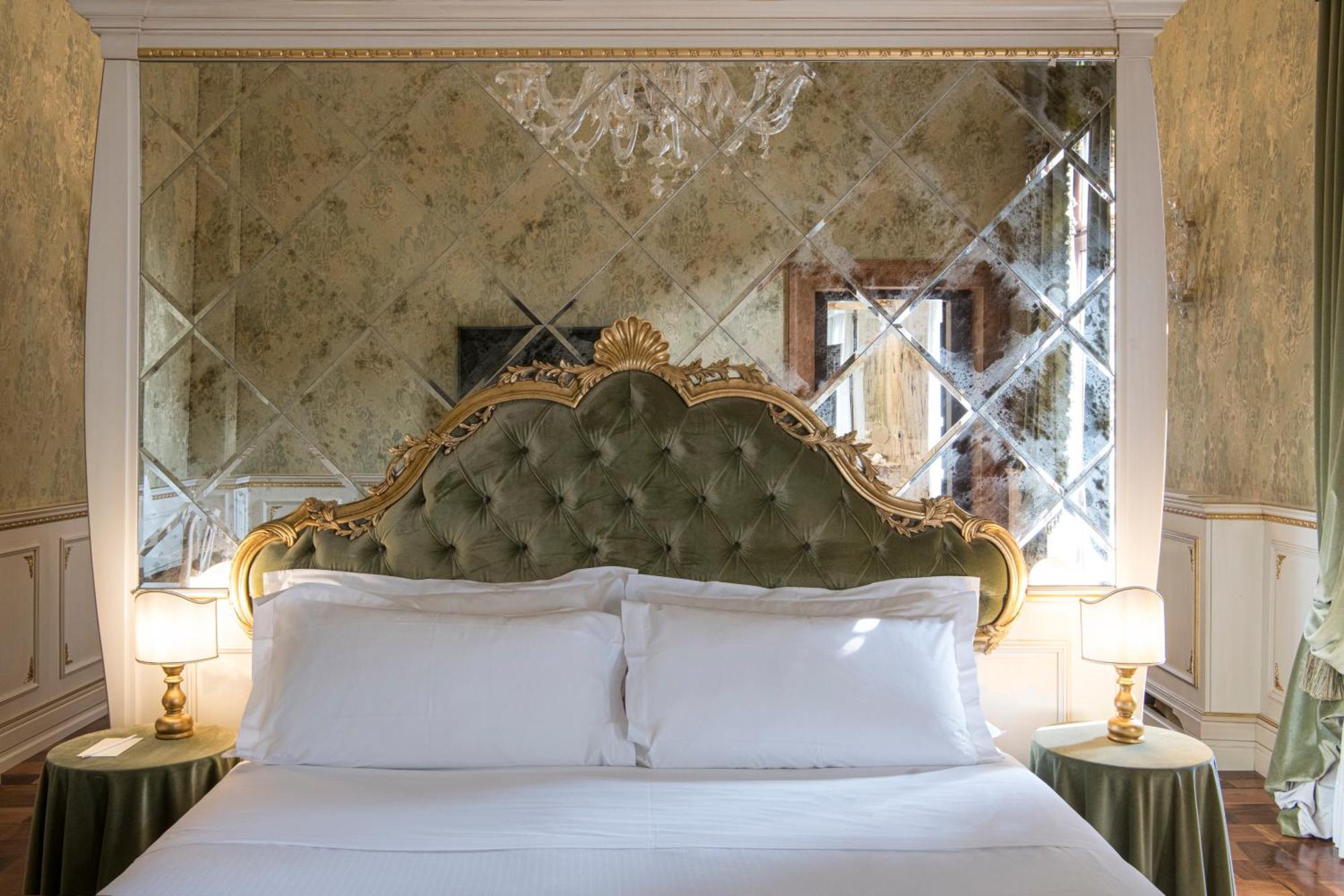 Hotel Nani Mocenigo Palace Venezia Esterno foto A bedroom at the Hotel Excelsior