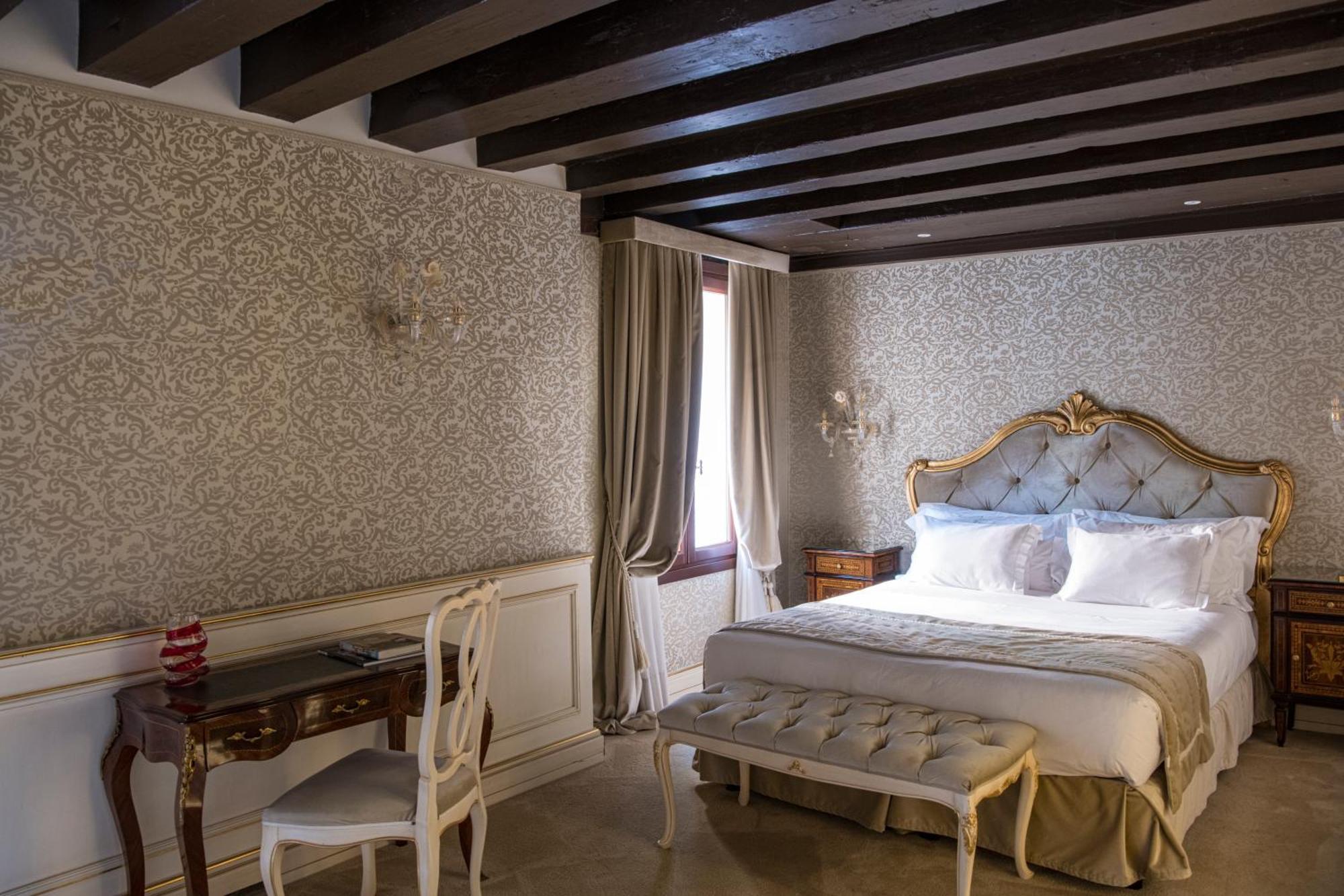 Hotel Nani Mocenigo Palace Venezia Esterno foto A room at the hotel