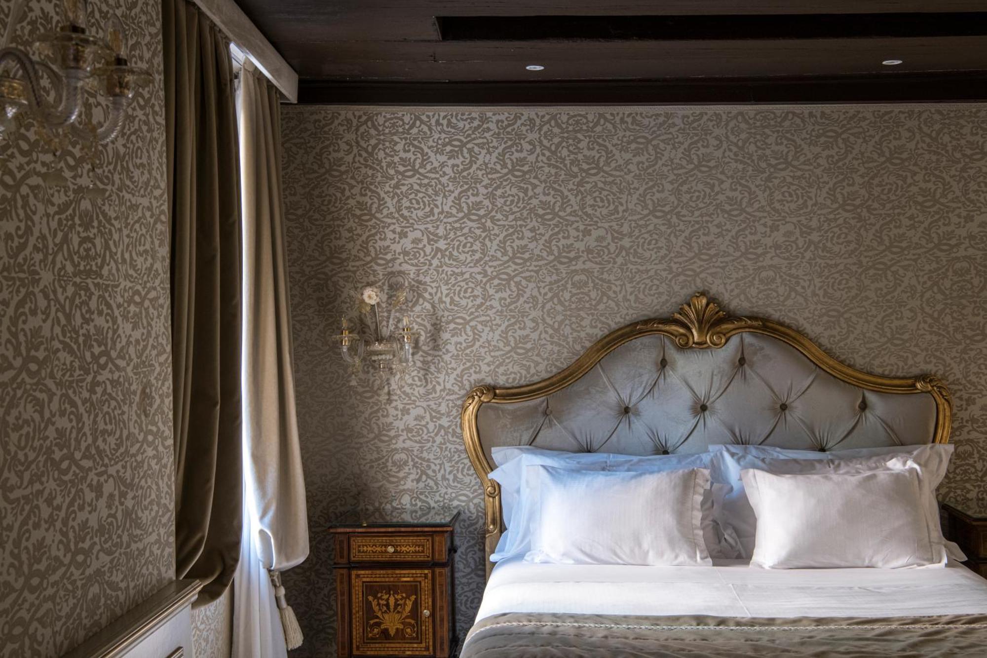 Hotel Nani Mocenigo Palace Venezia Esterno foto A bedroom