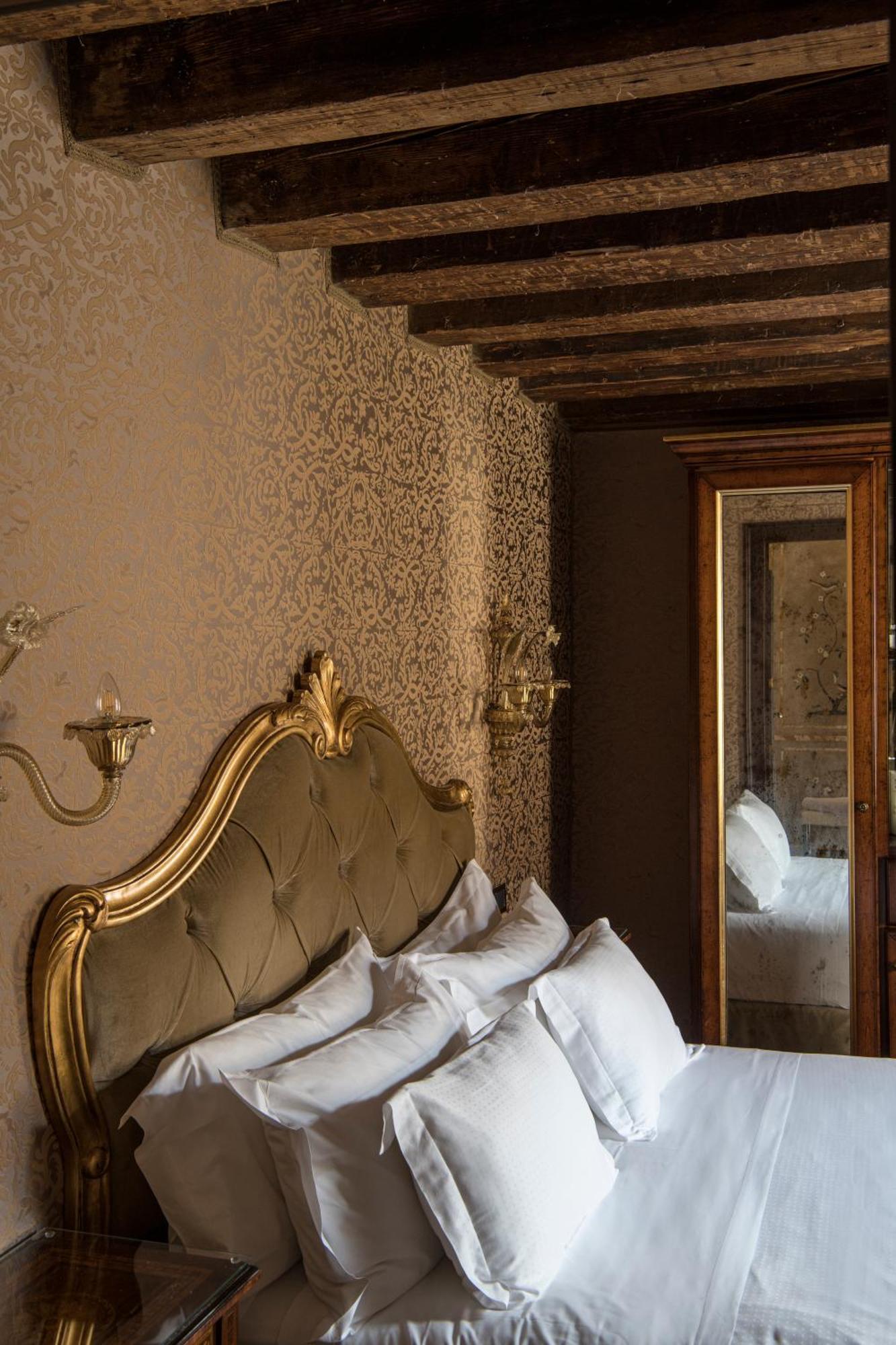Hotel Nani Mocenigo Palace Venezia Esterno foto A room at the hotel