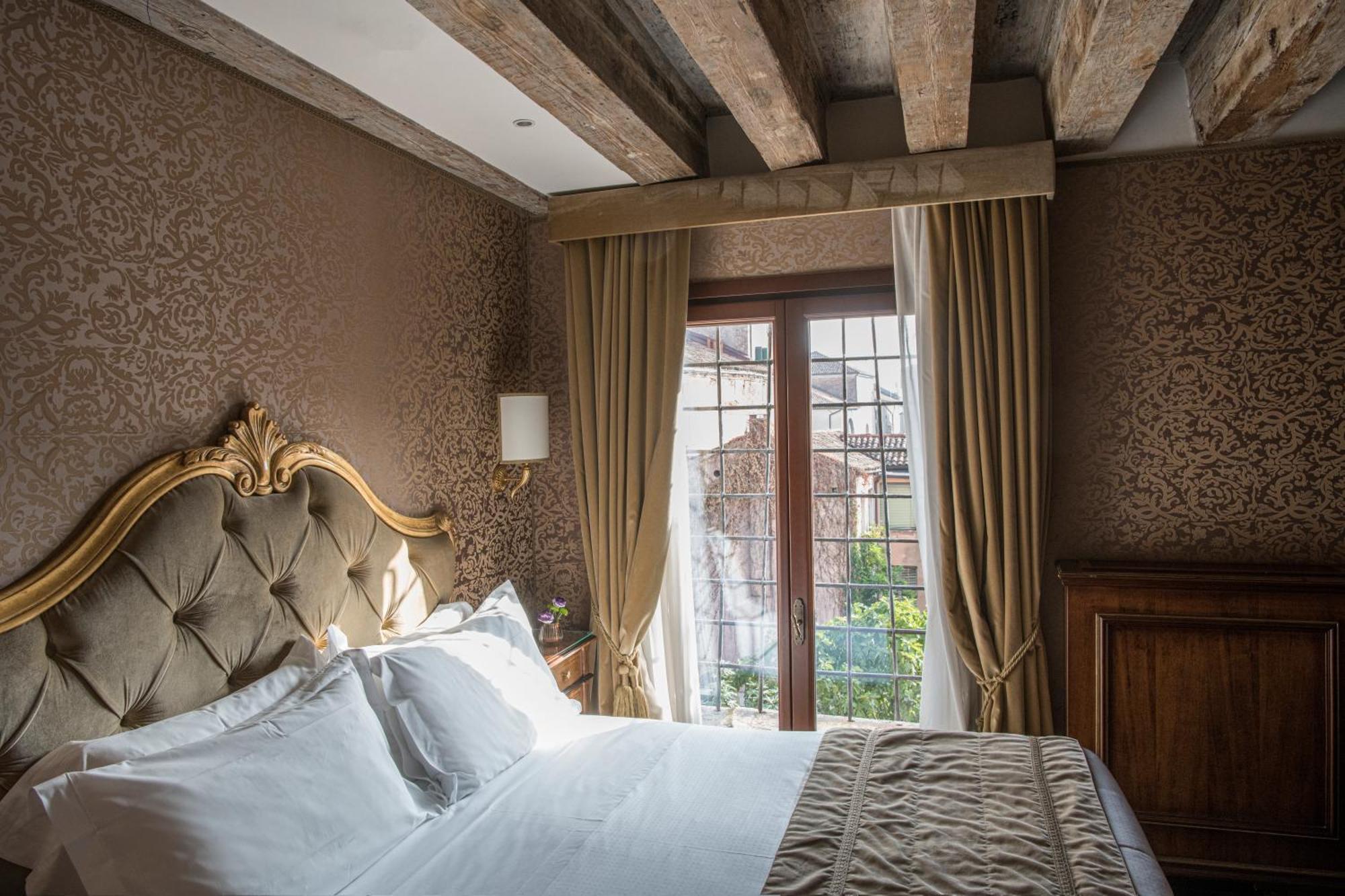 Hotel Nani Mocenigo Palace Venezia Esterno foto A room at the Hotel Excelsior