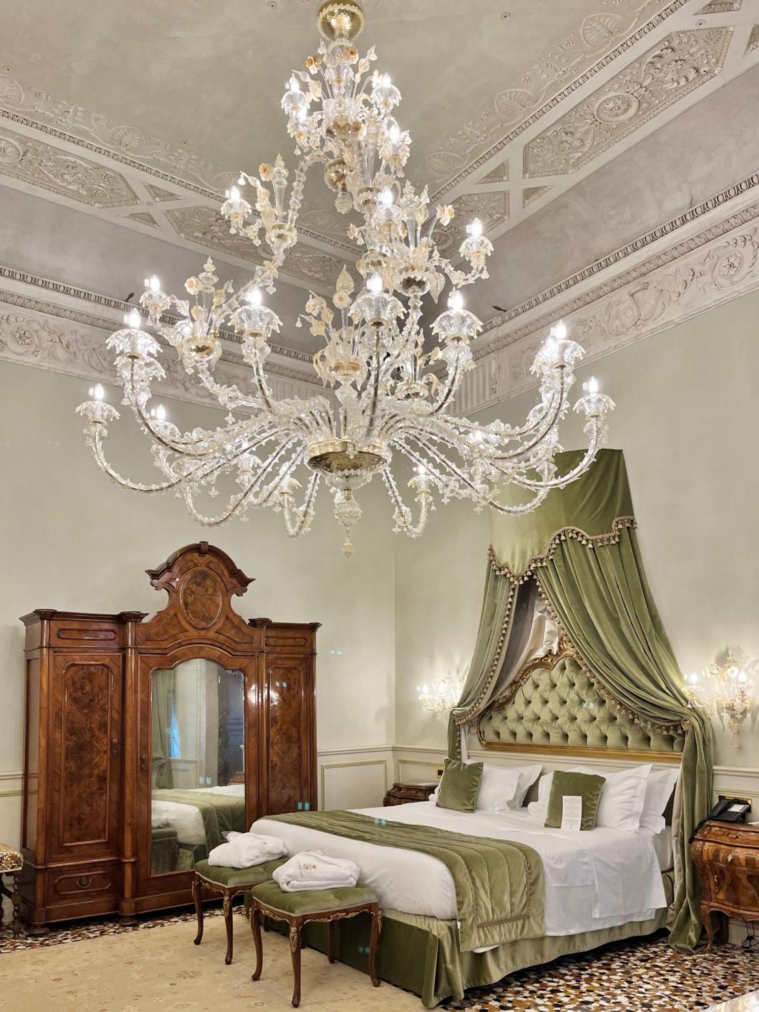 Hotel Nani Mocenigo Palace Venezia Esterno foto A chandelier
