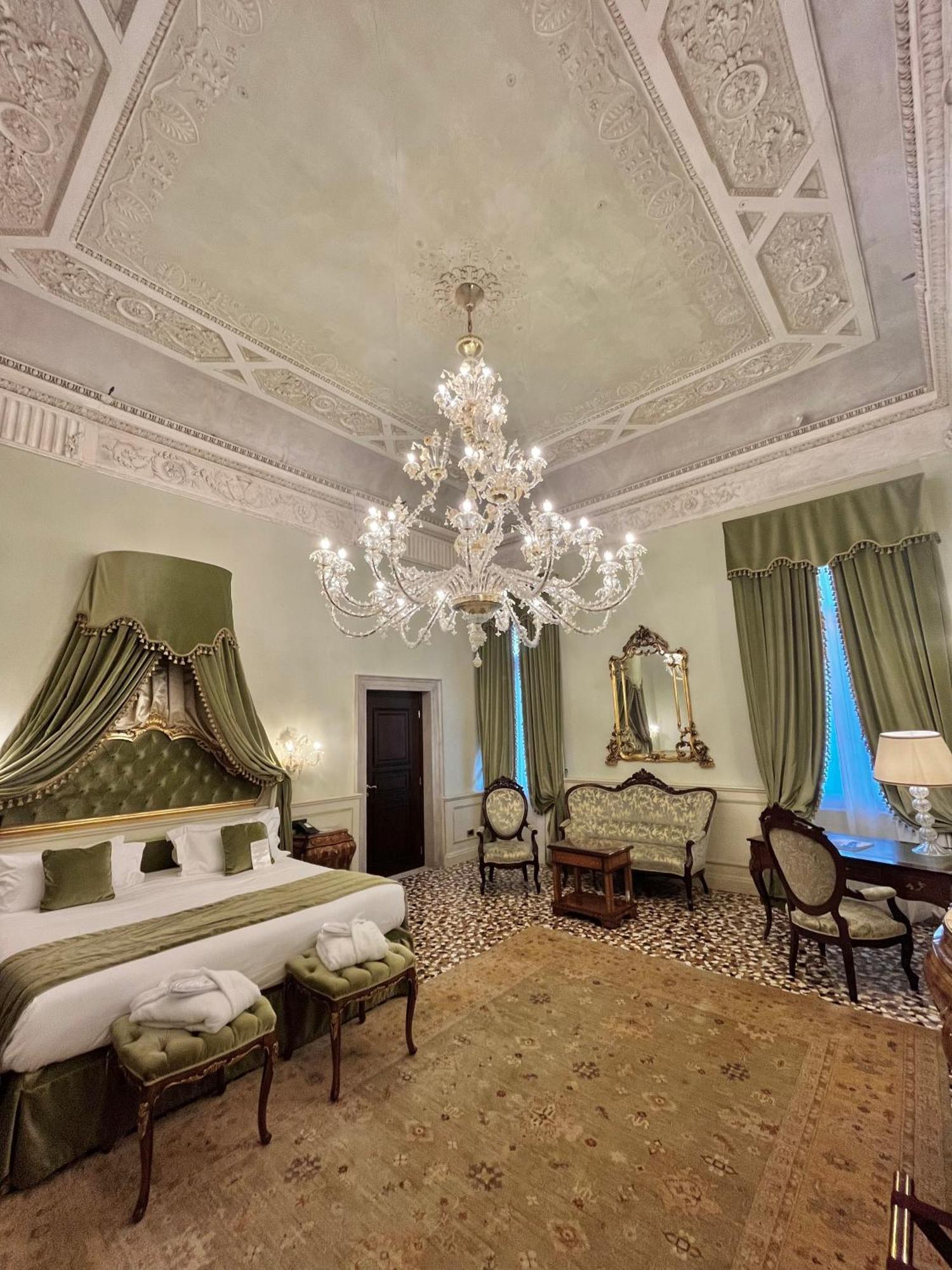 Hotel Nani Mocenigo Palace Venezia Esterno foto A room at the hotel